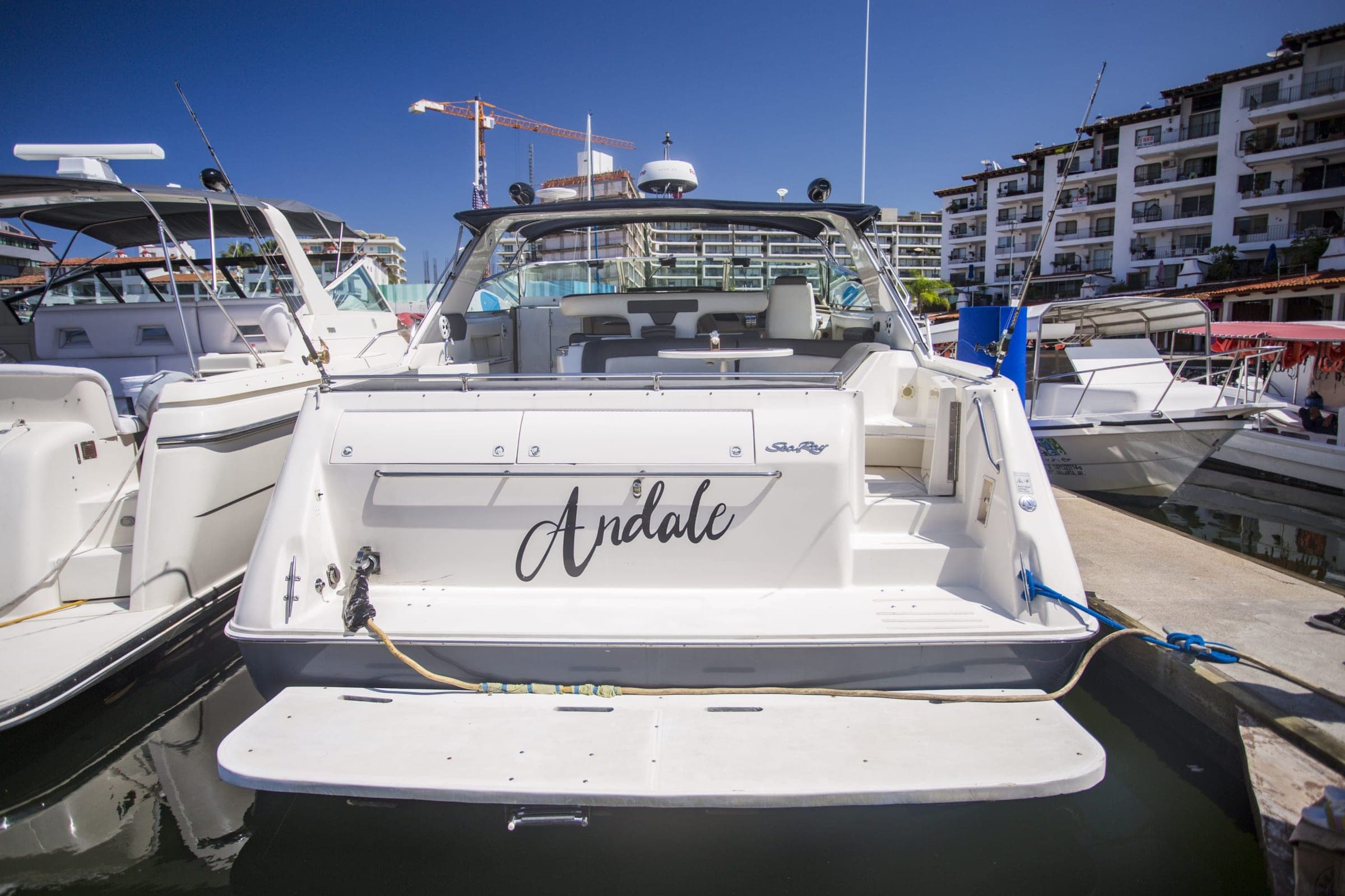 Ándale lettered across the transom